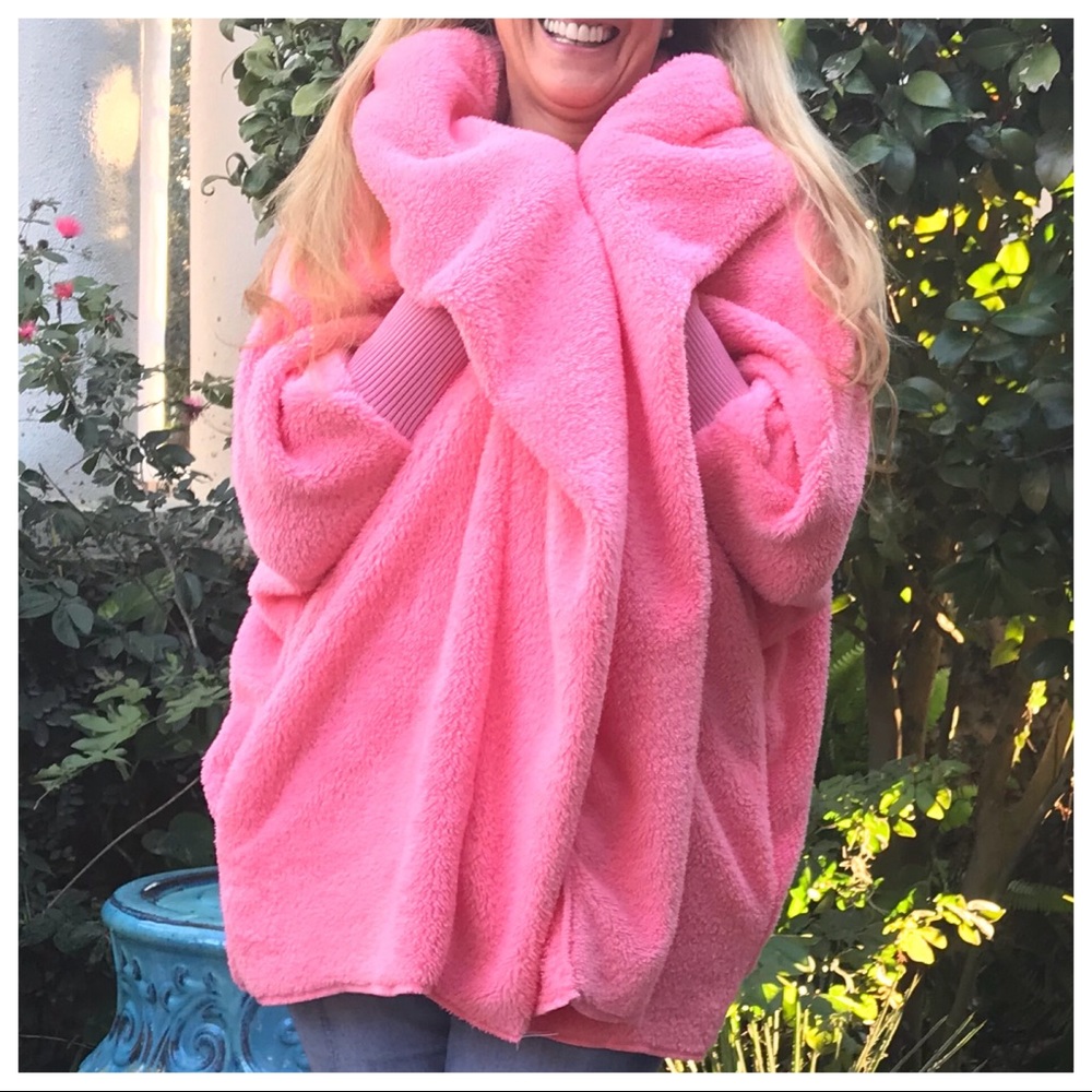 LAST 🔘 Wrap Me in Luxury!  Fuzzy Barbie Pink Wrap